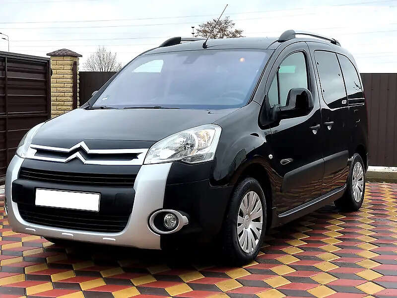 Автомобиль Citroen Berlingo 2010 года серебряный в Твери