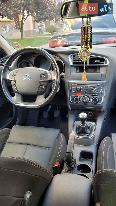 Хэтчбек Citroen C4 2011 в Вишневом