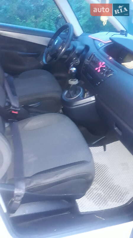 Минивэн Citroen Grand C4 Picasso 2010 в Теофиполе