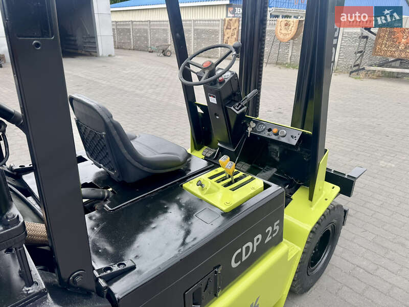 Вилочний навантажувач Clark CDP 2000 в Радомишлі