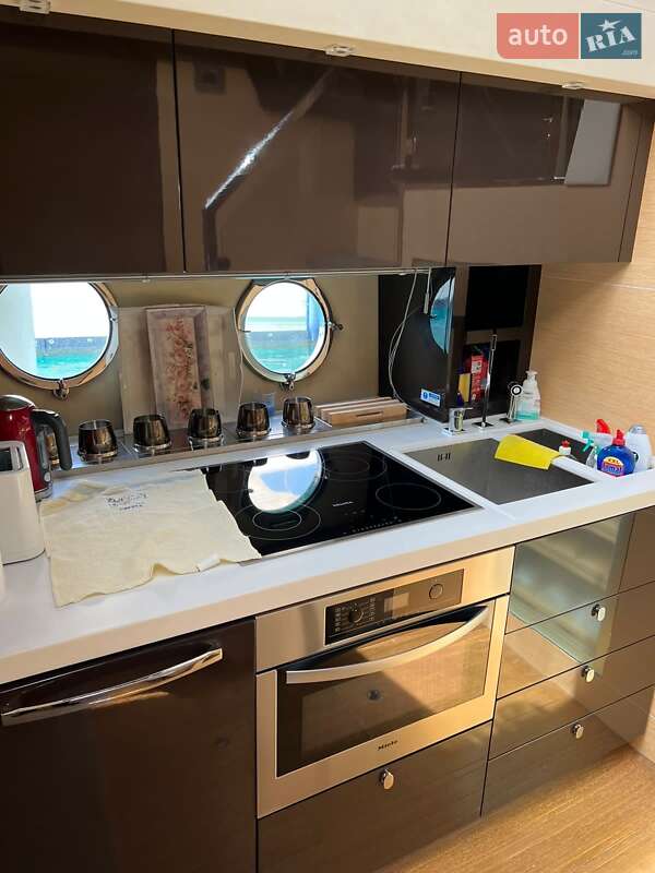 Моторна яхта Cranchi Flybridge 2012 в Києві фото 8 Моторна яхта Cranchi Flybridge 2012 в Києві