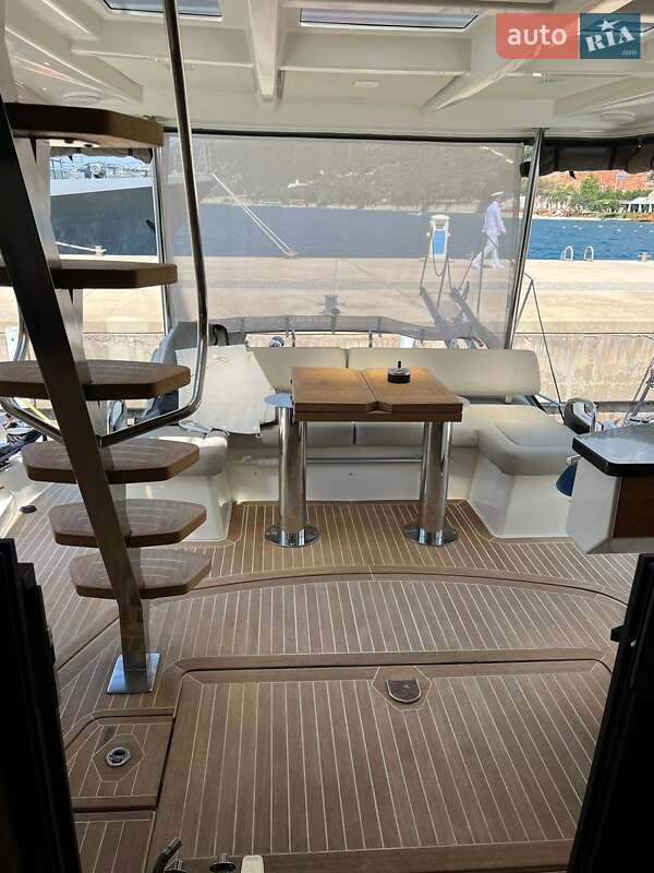 Моторна яхта Cranchi Flybridge 2012 в Києві фото 11 Моторна яхта Cranchi Flybridge 2012 в Києві