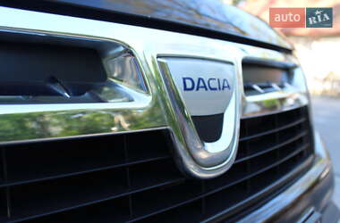 Позашляховик / Кросовер Dacia Duster 2011 в 