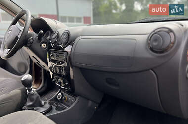 Позашляховик / Кросовер Dacia Duster 2010 в 