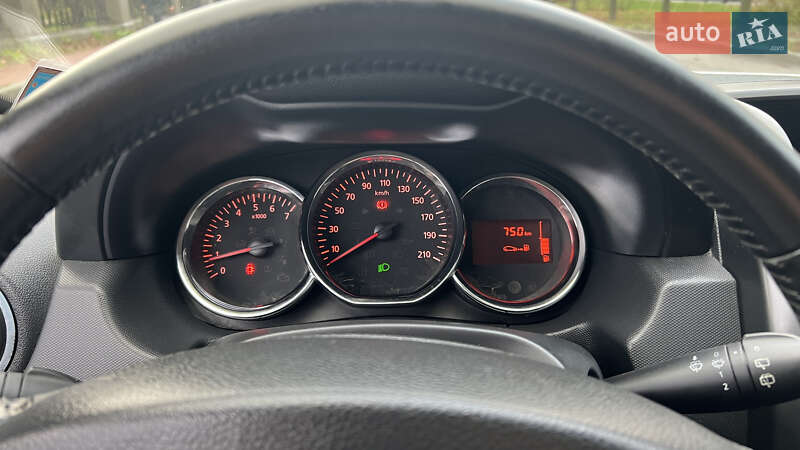 Позашляховик / Кросовер Dacia Duster 2015 в Умані