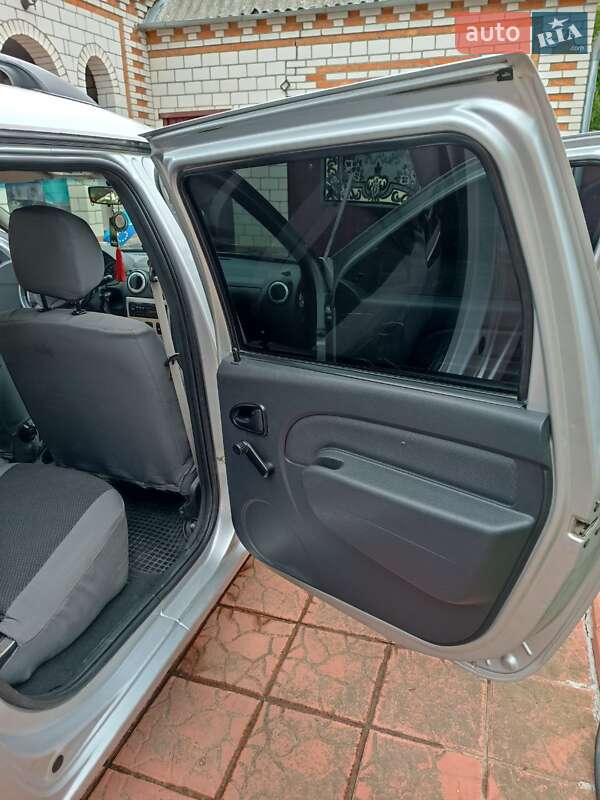 Седан Dacia Logan 2012 в Виннице
