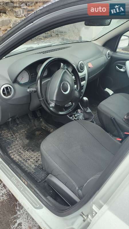 Седан Dacia Logan 2008 в Ровно