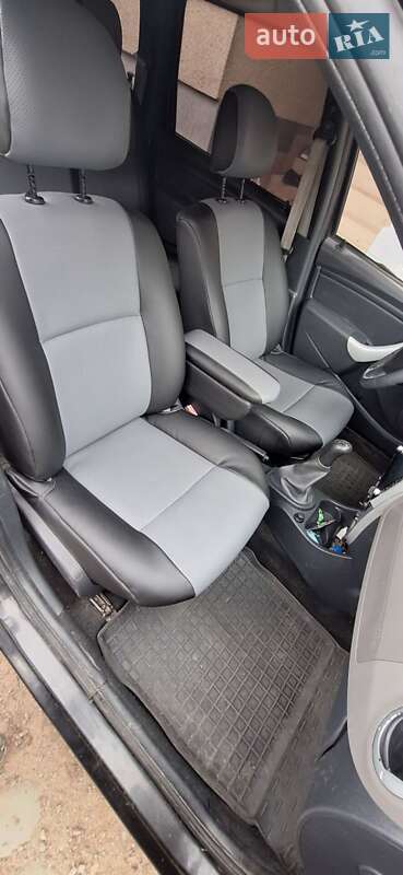 Седан Dacia Logan 2012 в Ужгороді