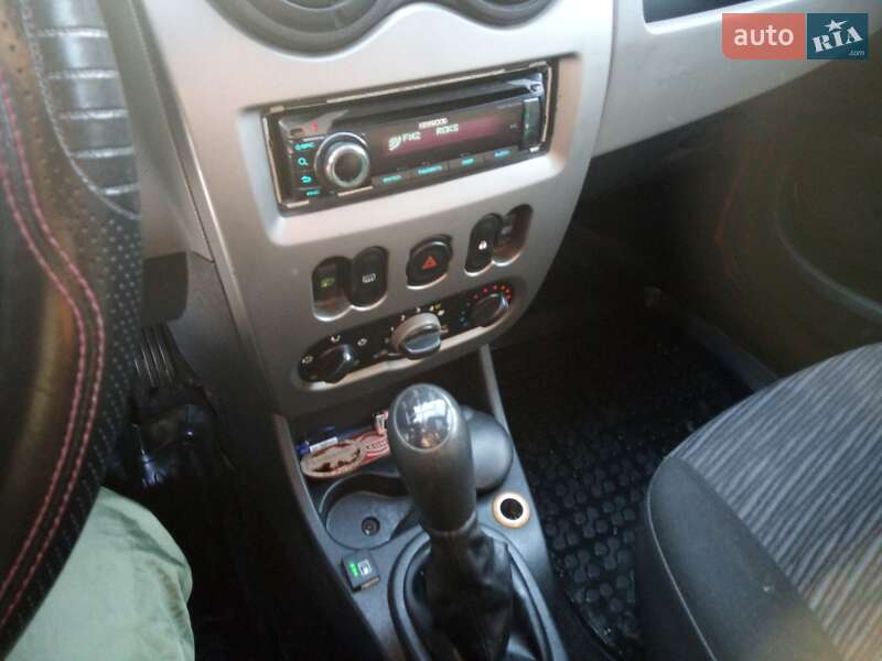 Седан Dacia Logan 2008 в Львові