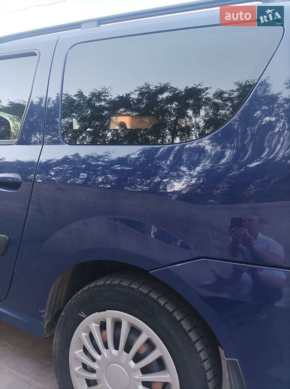 Седан Dacia Logan 2009 в Чорткові