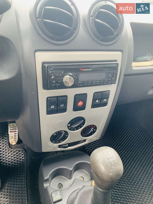 Седан Dacia Logan 2005 в Чернігові