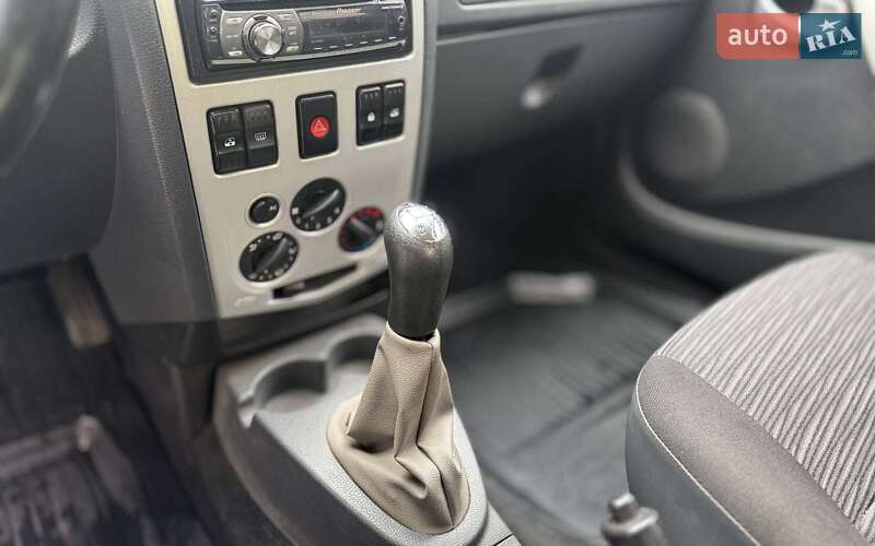 Седан Dacia Logan 2006 в Черновцах