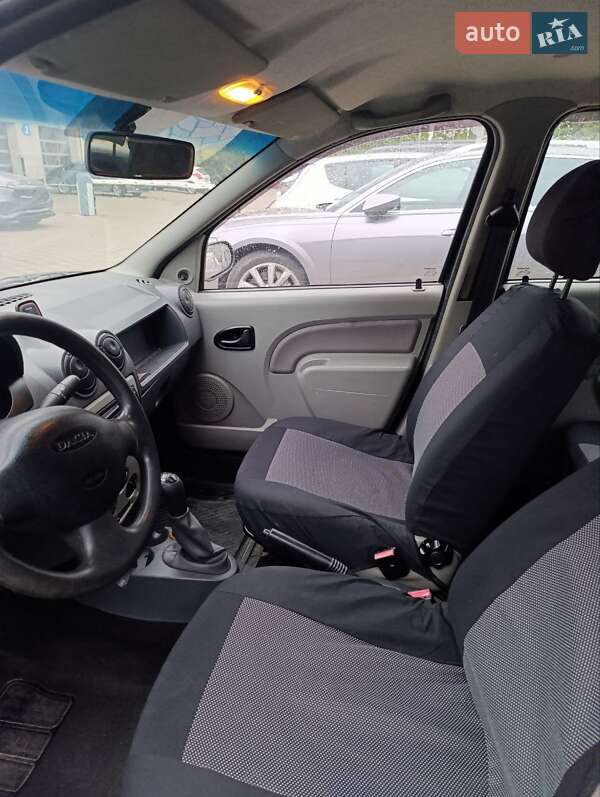 Седан Dacia Logan 2008 в Львові