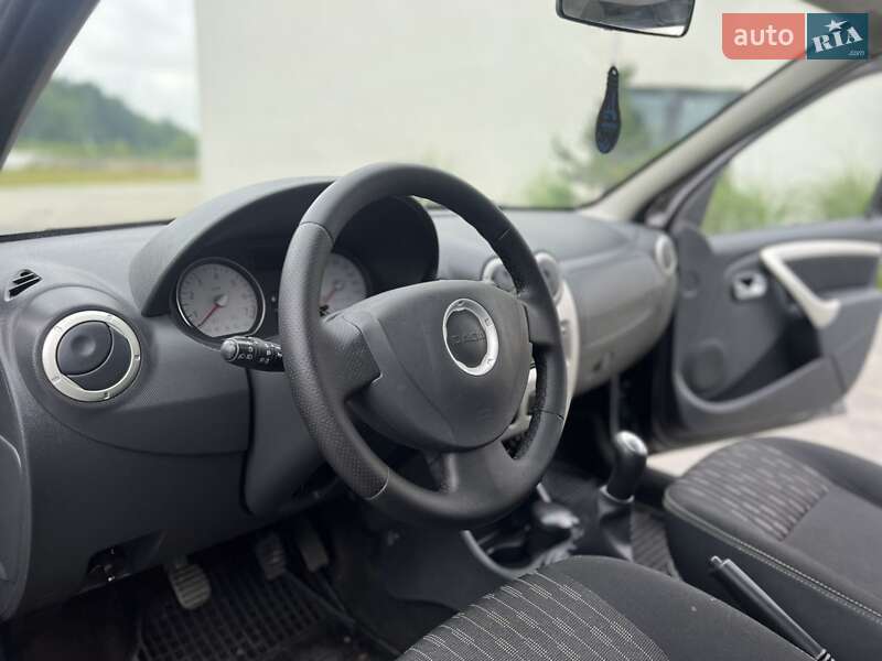 Седан Dacia Logan 2012 в Луцке