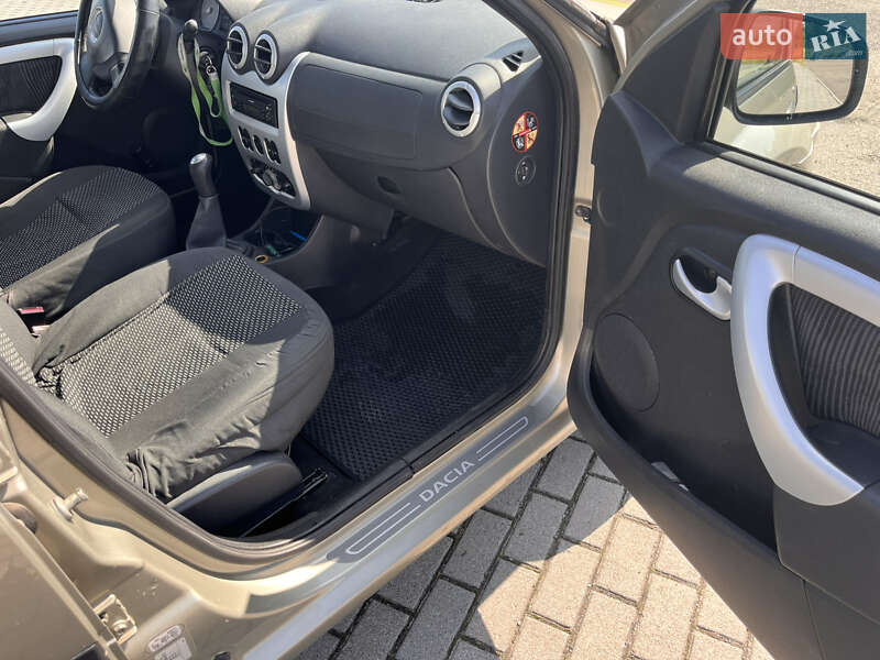 Седан Dacia Logan 2011 в Львове