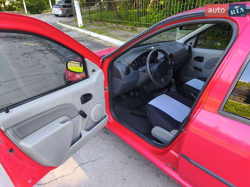 Седан Dacia Logan 2008 в Остроге