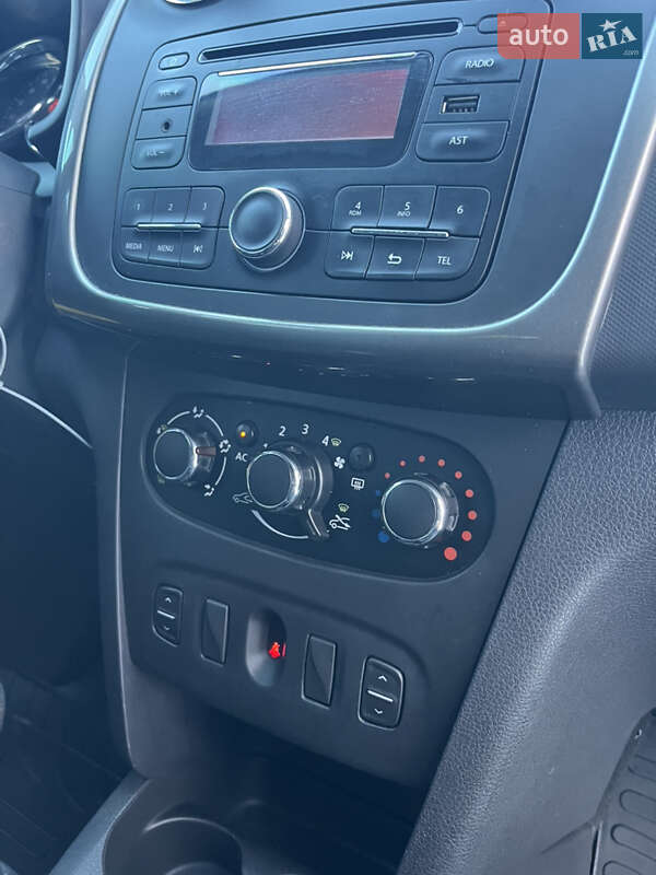 Седан Dacia Logan 2014 в Ужгороде