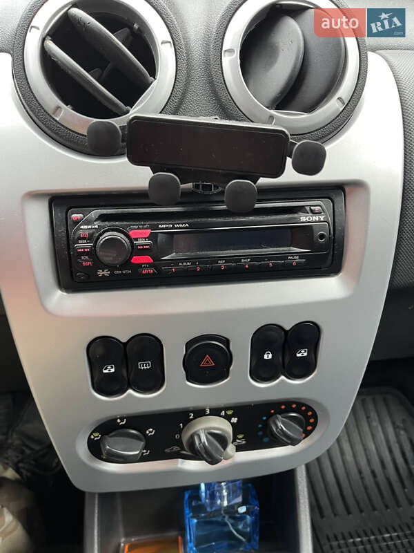 Седан Dacia Logan 2009 в Староконстантинове