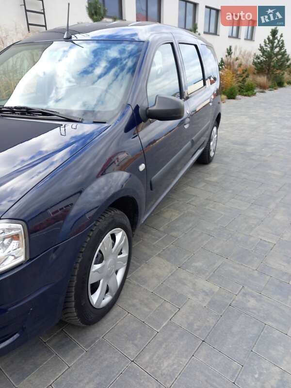 Седан Dacia Logan 2011 в Луцке фото 2 Седан Dacia Logan 2011 в Луцке