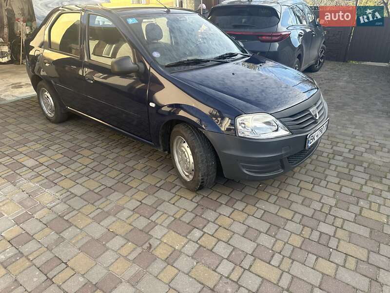 Седан Dacia Logan 2012 в Корце