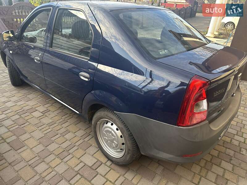 Седан Dacia Logan 2012 в Корце