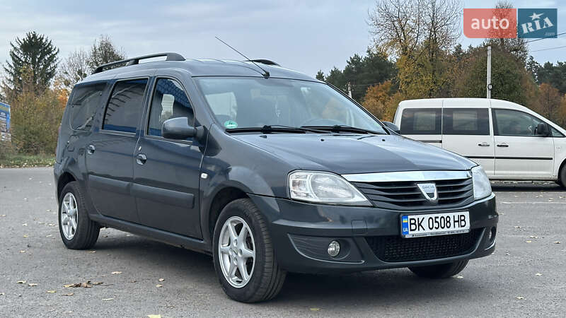 Седан Dacia Logan 2011 в Радивиліві