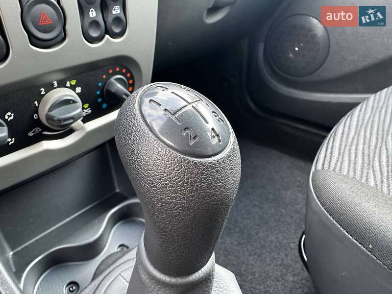 Седан Dacia Logan 2009 в Луцке