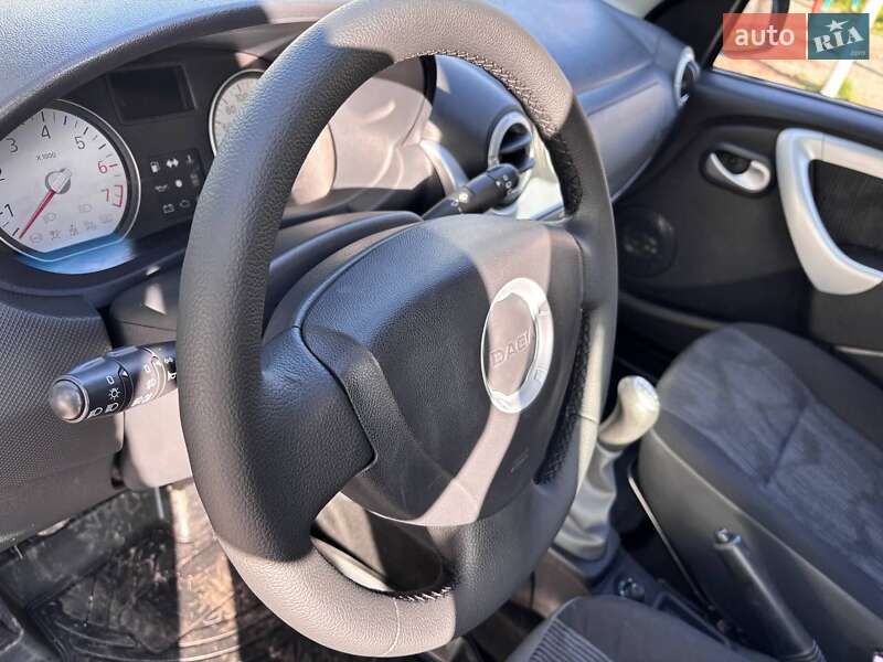 Седан Dacia Logan 2009 в Ромнах