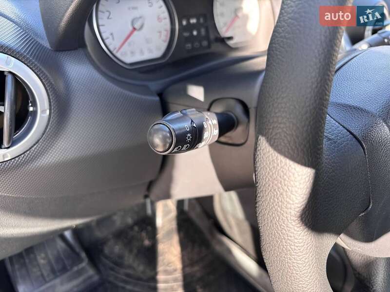 Седан Dacia Logan 2009 в Ромнах