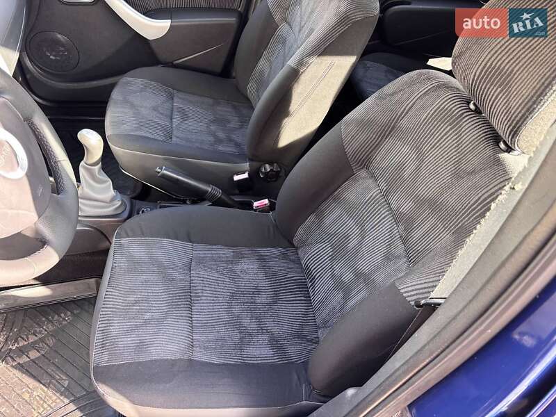 Седан Dacia Logan 2009 в Ромнах