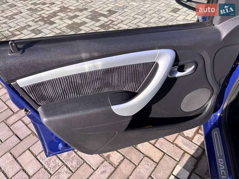 Седан Dacia Logan 2009 в Ромнах