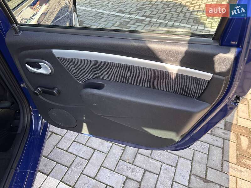 Седан Dacia Logan 2009 в Ромнах