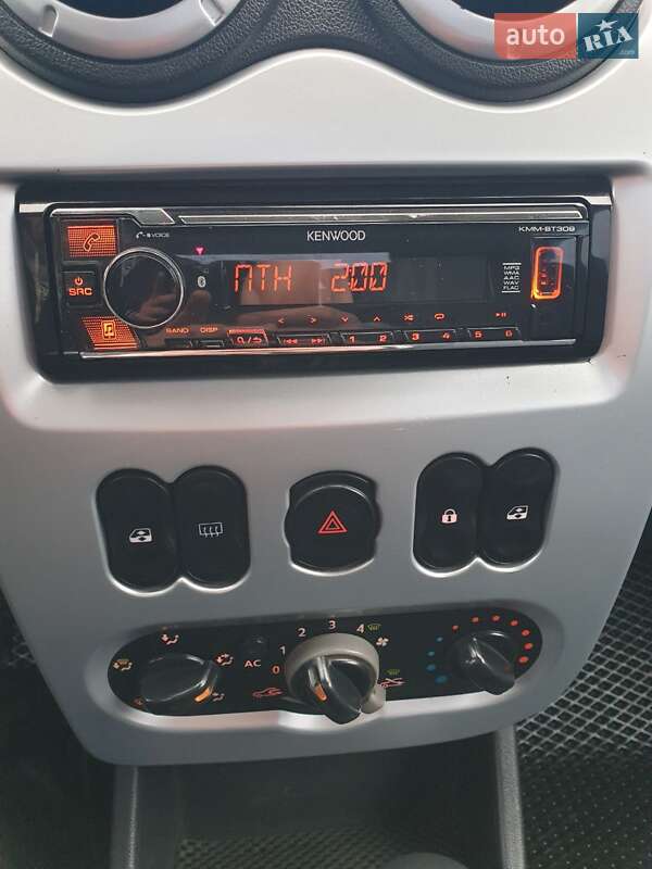 Седан Dacia Logan 2008 в Бучі