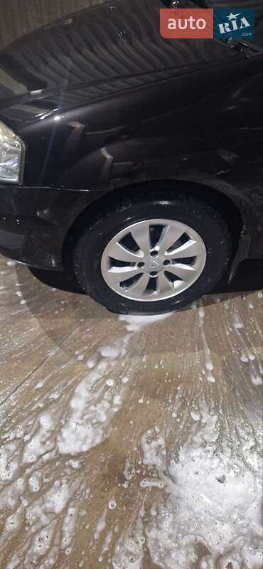 Седан Dacia Logan 2012 в Ужгороді