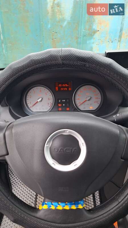 Седан Dacia Logan 2009 в Валках