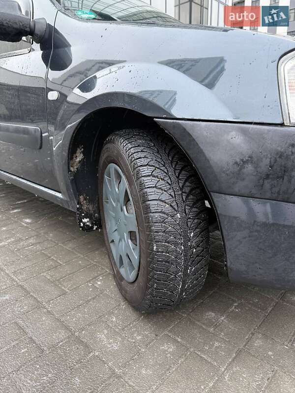 Седан Dacia Logan 2008 в Днепре