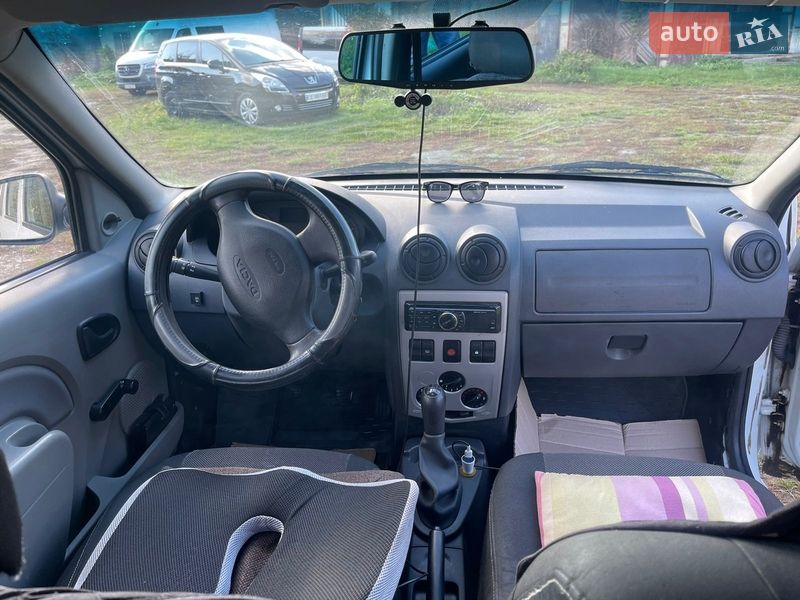 Седан Dacia Logan 2009 в Хотине