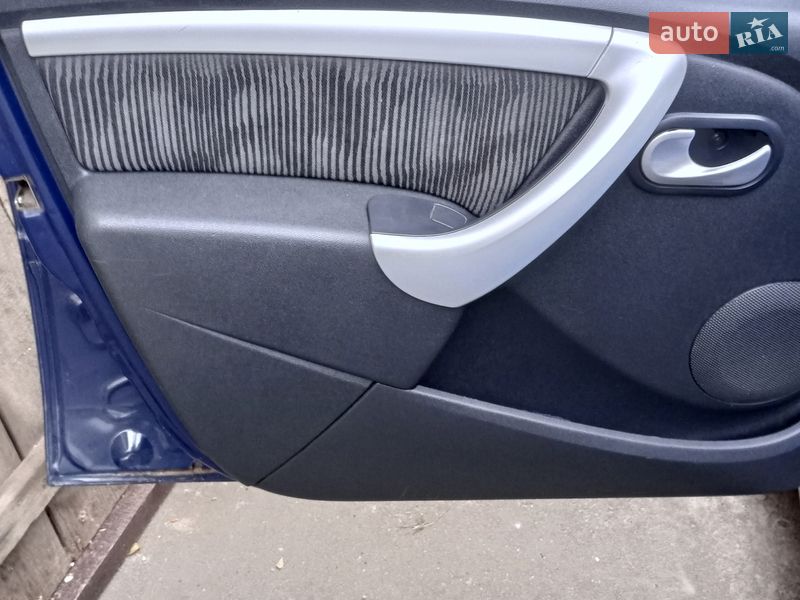 Седан Dacia Logan 2009 в Тростянце