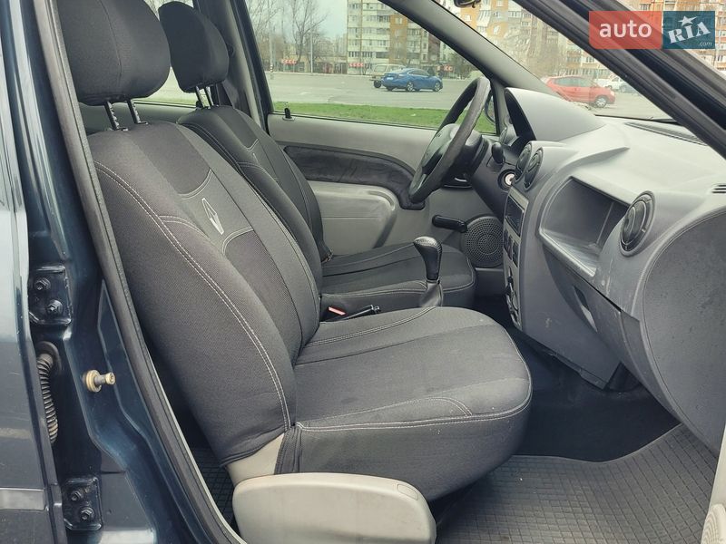 Седан Dacia Logan 2006 в Києві