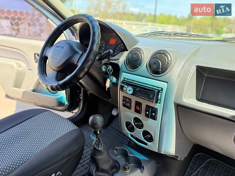 Седан Dacia Logan 2006 в Киеве