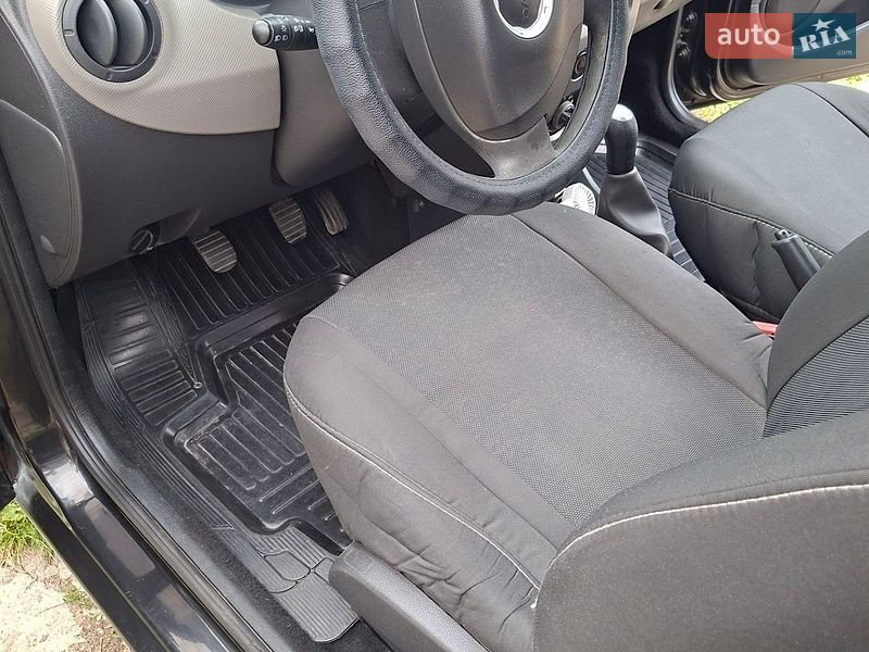 Седан Dacia Logan 2010 в Івано-Франківську