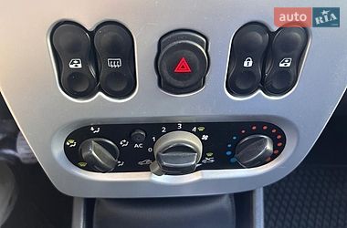 Седан Dacia Logan 2009 в Києві