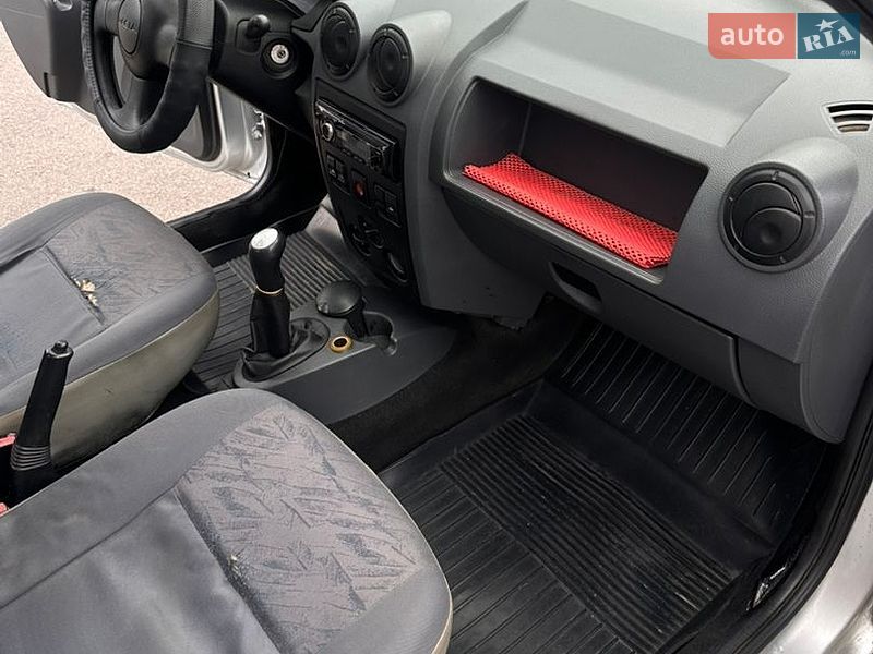 Седан Dacia Logan 2006 в Мукачево