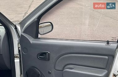 Седан Dacia Logan 2006 в Мукачево