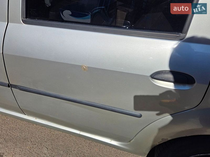 Седан Dacia Logan 2006 в Києві