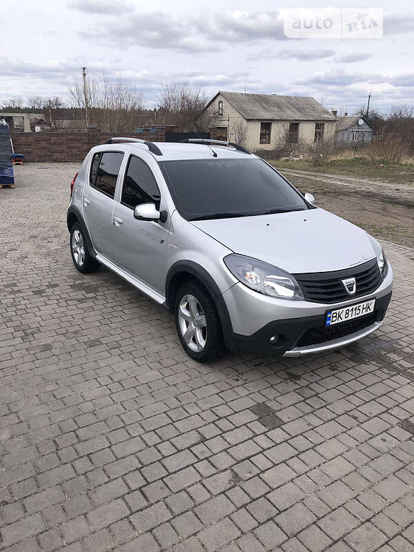 Хетчбек Dacia Sandero StepWay 2012 в Сарнах