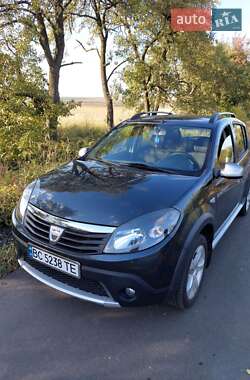 Позашляховик / Кросовер Dacia Sandero StepWay 2011 в 