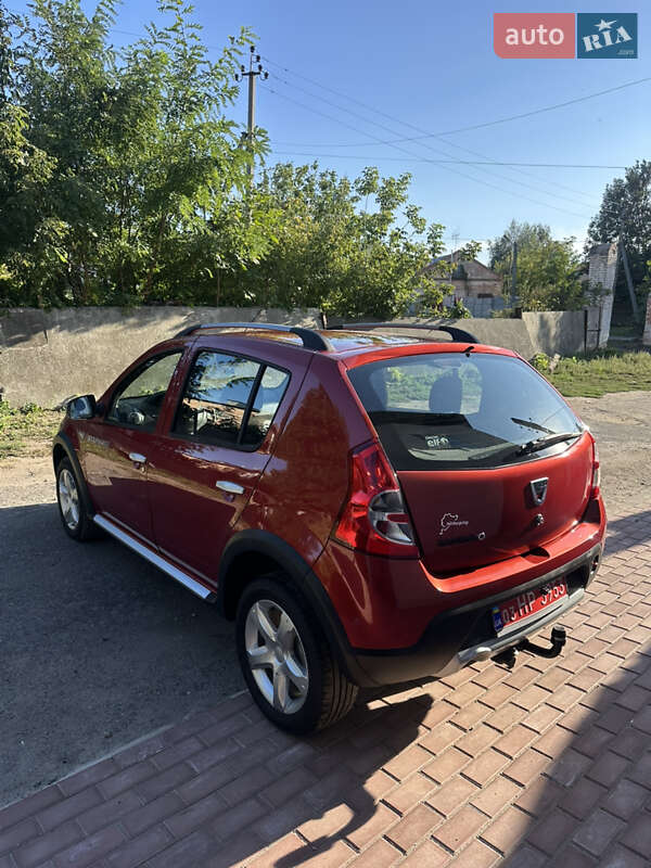 Внедорожник / Кроссовер Dacia Sandero StepWay 2012 в Хороле