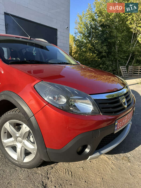 Внедорожник / Кроссовер Dacia Sandero StepWay 2012 в Хороле
