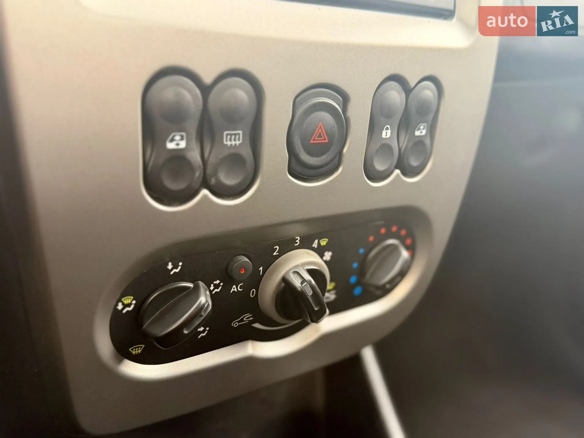 2011 Dacia Sandero - мініатюра 38